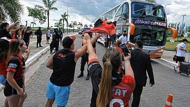 Los hinchas de Colón llevarán adelante un banderazo desde las 20 en la Plaza principal de Termas de Río Hondo.