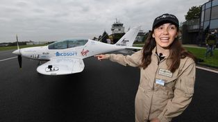 Una joven de 19 años inició la vuelta al mundo en un avión biplaza para ser Récord Guinness