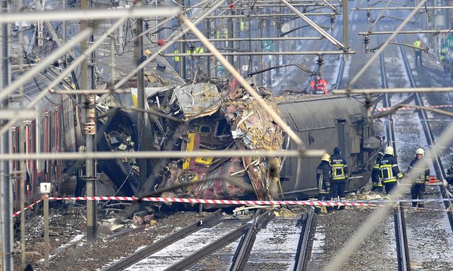 M&aacute;s de 20 muertos tras choque frontal de trenes en B&eacute;lgica