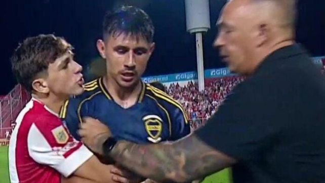 Un hincha invadió el campo de juego de Unión para abrazar a Bareiro y desató sorpresa en Santa Fe