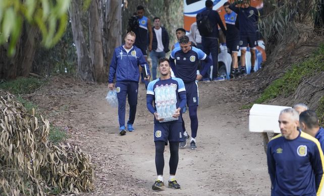 El arquero Gaspar Servio no solo ataja y patea muy bien penales. También se las rebusca bien transportando packs de agua mineral en La Serena.&nbsp; 