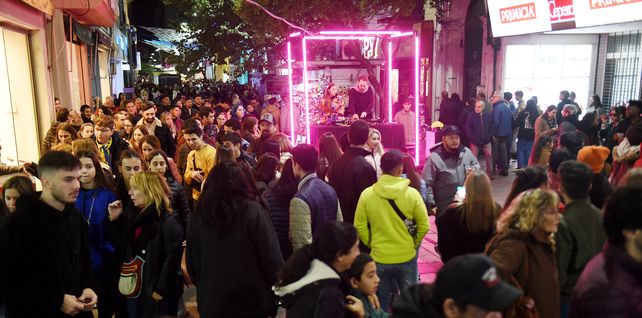 Rosario disfrutará este sábado de la octava edición de la Noche de las Peatonales. 