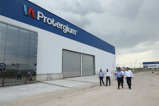 Los directivos de la alemana Helm visitaron la planta de Protergium que está en construcción.