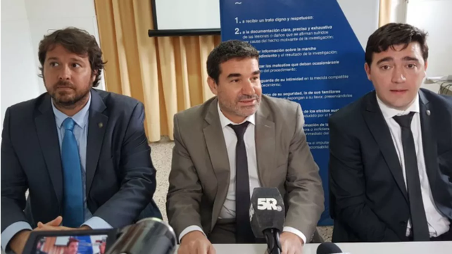 El fiscal Mat & iacute; as Merlo (centro) hab & iacute; a cobrado notoriedad por la investigaci & oacute; n de la megaestafa inmobiliaria perpetrada en el sur de Santa Fe.
