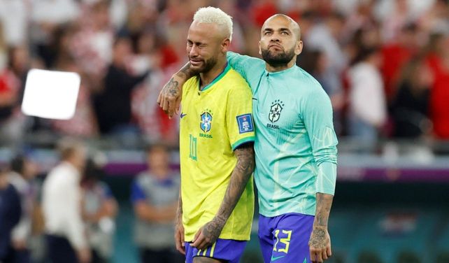 Neymar y Dani Alves en uno de los momentos que vivieron juntos en la selección de Brasil.
