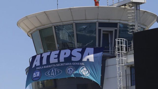 Vence la conciliación obligatoria para los controladores aéreos y vuelve la posibilidad de riesgo operacional en plena temporada turística