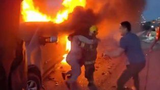 Video: un bombero de Arizona rescató a una mujer de un auto que se incendiaba