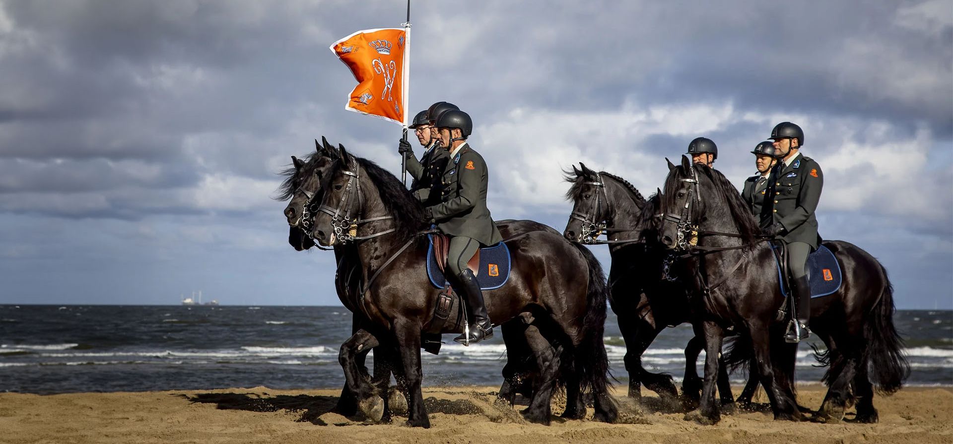 Miembros de la escolta honoraria de caballería practican en una playa para una procesión real que tendrá lugar el martes en La Haya el Día del Príncipe, Scheveningen, Países Bajos. Fotografía: Hollandse Hoogte/Rex/Shutterstock Miembros de la escolta honoraria de caballería practican en una playa para una procesión real que tendrá lugar el martes en La Haya el Día del Príncipe, Scheveningen, Países Bajos. Fotografía: Hollandse Hoogte/Rex/Shutterstock