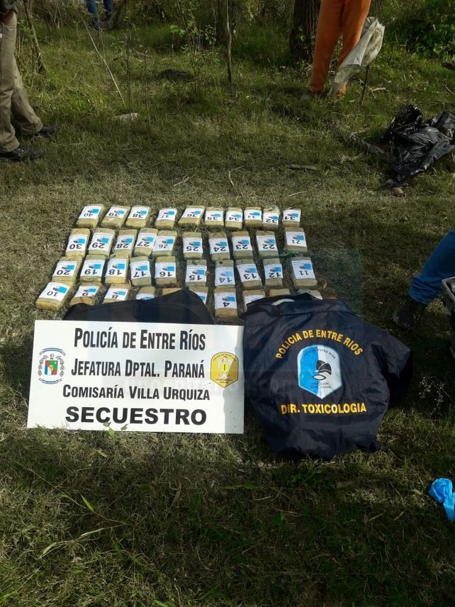 Encontraron otro bolso con droga atado a bidones flotando cerca de Villa Urquiza