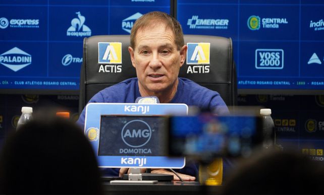 La conferencia de prensa de Ariel Holan fue extensa. El DT se explayó con gusto en cada concepto.