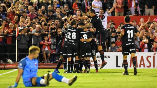 Newells fue contundente, tuvo fútbol y goleó a un Colón sin alma por 4 a 0