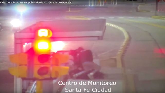 Una mujer policía fue despojada de su arma reglamentaria por dos menores en la ciudad de Santa Fe.&nbsp;