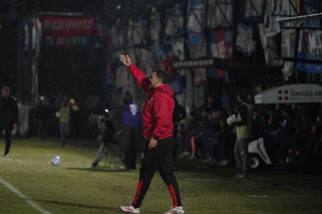 Cristian Fabbiani le da indicaciones a sus jugadores en una nueva victoria de Newells.&nbsp;
