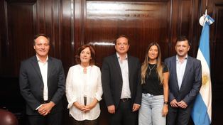 Los senadores peronistas Guillermo Snopec, Alejandra Vigo, Carlos Camau Espíndola, María Eugenia Catalfamo y Eduardo Kueider.