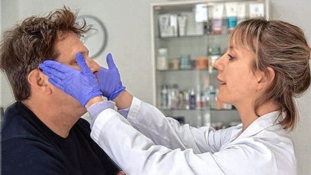 Johanna Furlán es especialista en cirugía plástica y reparadora y en Buenos Aires atiende a hombres famosos