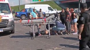 El motociclista es atendido por los médicos que concurrieron al lugar del siniestro. (Imagen: captura de TV)