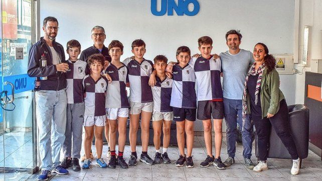 Coordinadores y jugadores de la M12 de Estudiantes