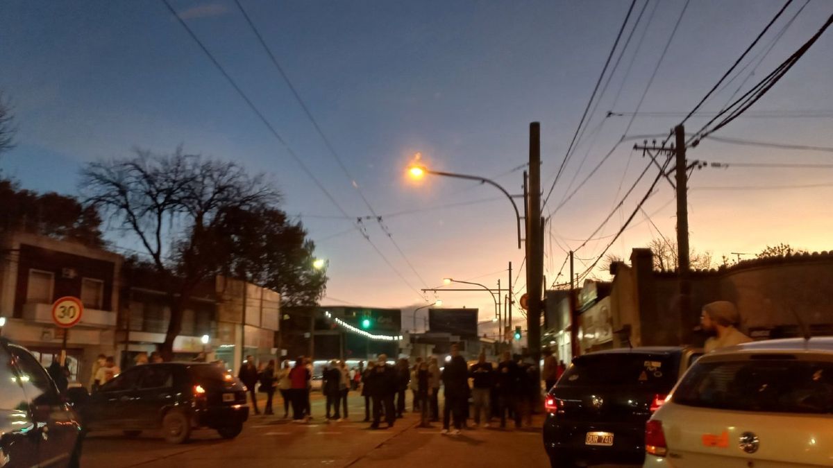 Vecinos del barrio Azcuénaga cortaron la calle cansados de la inseguridad