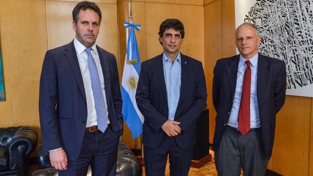 El ministro Lacunza junto a los funcionarios del FMI durante la reunión realizada ayer