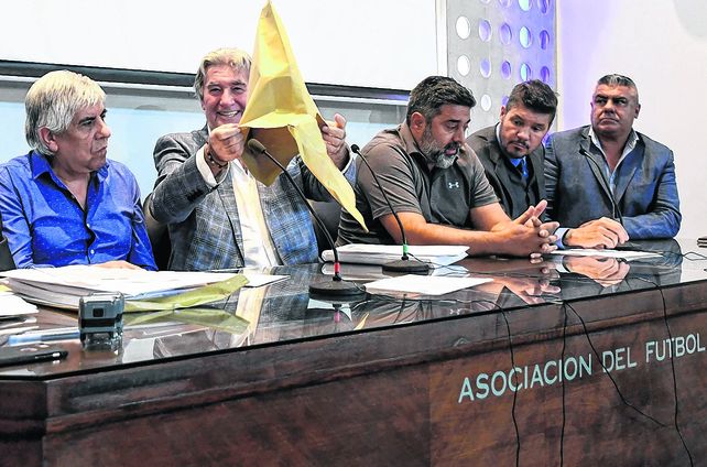 Sobre. Armando Pérez muestra que ya vació todo el contenido. Junto al presidente de la Comisión Normalizadora estuvieron Moyano