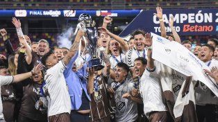 El&nbsp; festejo del plantel con la copa tras el triunfo ante Huracán.