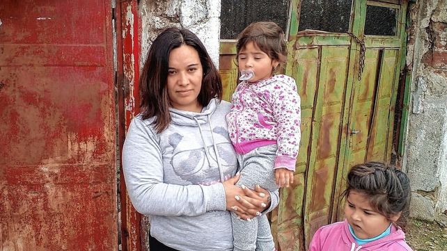 Noemí tiene dos hijas y la más pequeña tiene ronchas y otros problemas de salud debido a la contaminación.