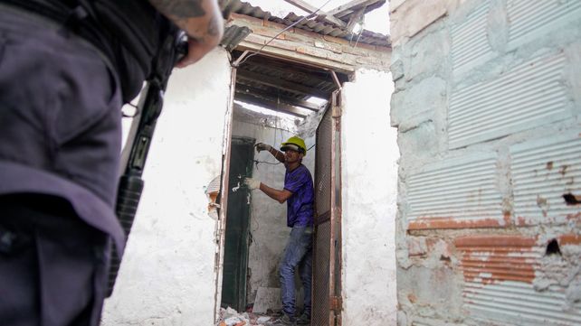 Armas y mazazos. Un obrero de una cooperativa arremete a puro golpe contra la estructura ubicada en Biedma 255.