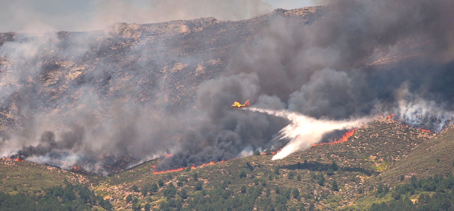 Un hidroavión arroja agua sobre el fuego mientras un incendio forestal avanza cerca de La Adrada, provincia de Ávila, España, el viernes 24 de julio de 2026. (Foto AP/Manu Fernández) Un hidroavión arroja agua sobre el fuego mientras un incendio forestal avanza cerca de La Adrada, provincia de Ávila, España, el viernes 24 de julio de 2026. (Foto AP/Manu Fernández)