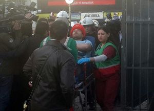 Rescataron a un hombre que trepó por las escaleras del Obelisco porteño