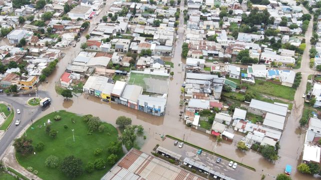 Rogelio Frigerio y funcionarios recorrieron los barrios anegados por las lluvias. Hay más de 50 familias afectadas. Llegará el Ejército a brindar apoyo&nbsp; 