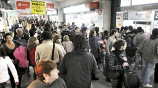 Los choferes levantaron el paro que dejó a miles de pasajeros varados
