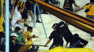 Los hinchas de Central tuvieronun fuerte cruce con la policía tucumana. Una noche compleja en el José Fierro.