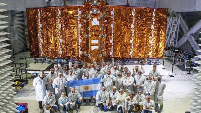 El satélite incorpora una compleja tecnología desarrollada en el país -el Radar de Apertura Sintética (SAR por sus siglas en inglés)- cuya señal de microondas puede atravesar las nubes y ver para captar imágenes de la superficie terrestre