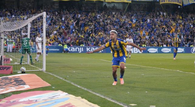 Veliz ya conectó de cabeza y marcó el gol que le significó el triunfo a Central. El 9 está encendido.