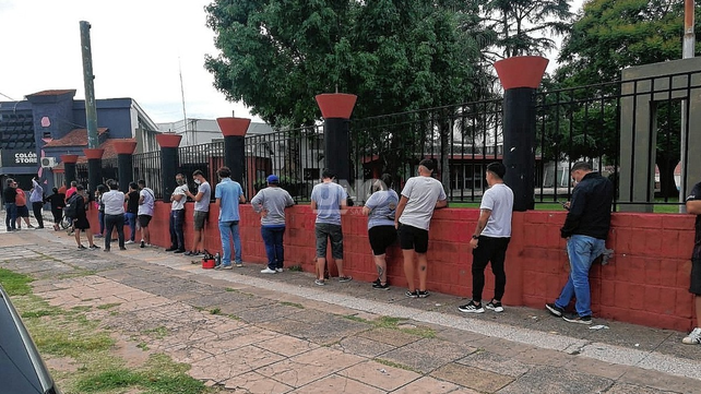Largas colas de los hinchas de Colón para obtener el carnet