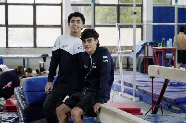 Joaquín Pendino (de buzo azul) y Julián Di Pasquale posan en el gimnasio de Provincial poco antes de salir rumbo a Panamá para disputar el Suramericano en gimnasia.