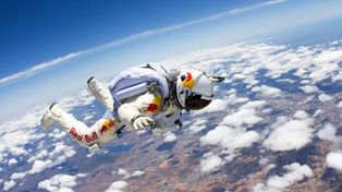 Un austríaco rompió la barrera del sonido y aterrizó sano y salvo tras saltar desde la estratósfera