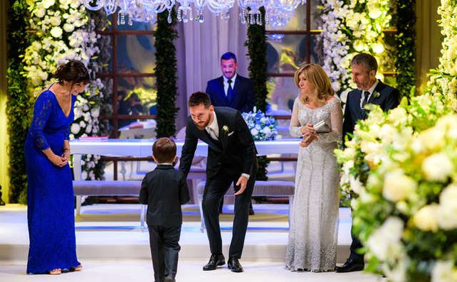 Lionel recibe a unos de sus hijos antes del inicio del acto.