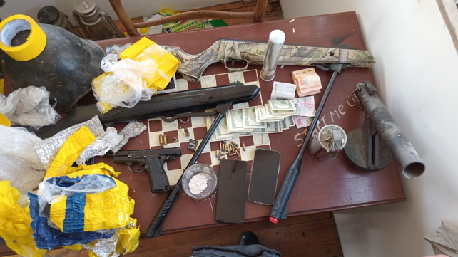 Parte del material secuestrado durante el allanamiento