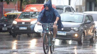La lluvia superó los 30 milímetros en dos horas y continúa el alerta por tormenta en la ciudad