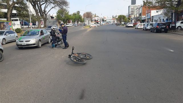 Paraná: ciclista dobló en U y chocó una moto