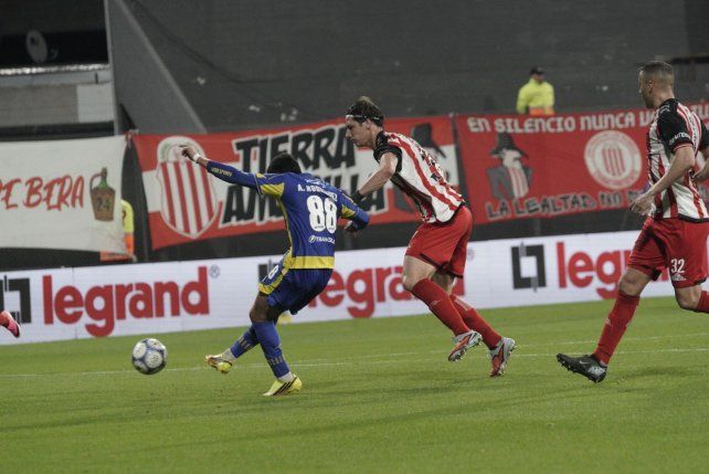 Alan Rodríguez impacta con derecha tras un gran control con la zurda. Fue el gol de Central en el triunfo ante Barracas.
