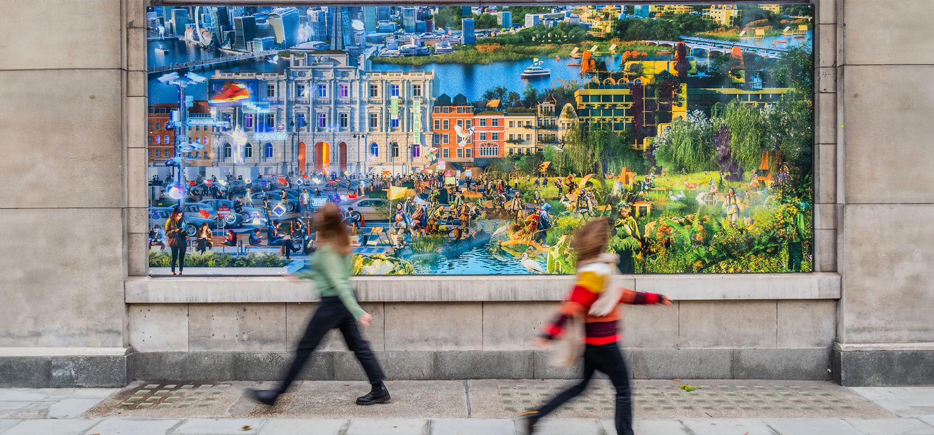 Londres, Reino Unido. Los peatones pasan por The Quiet Enchanting, una instalación de obras de arte generadas digitalmente por el estudio de diseño Superflux y el equipo King Londres, Reino Unido. Los peatones pasan por The Quiet Enchanting, una instalación de obras de arte generadas digitalmente por el estudio de diseño Superflux y el equipo King