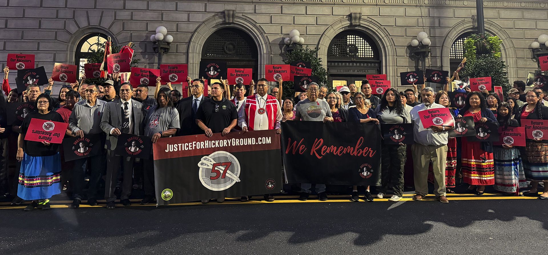 Miembros de la Nación Muscogee se encuentran afuera del Tribunal de Apelaciones del 11.º Circuito de Estados Unidos en Atlanta el miércoles 25 de septiembre de 2024. (Foto AP/Charlotte Kramon) Miembros de la Nación Muscogee se encuentran afuera del Tribunal de Apelaciones del 11.º Circuito de Estados Unidos en Atlanta el miércoles 25 de septiembre de 2024. (Foto AP/Charlotte Kramon)