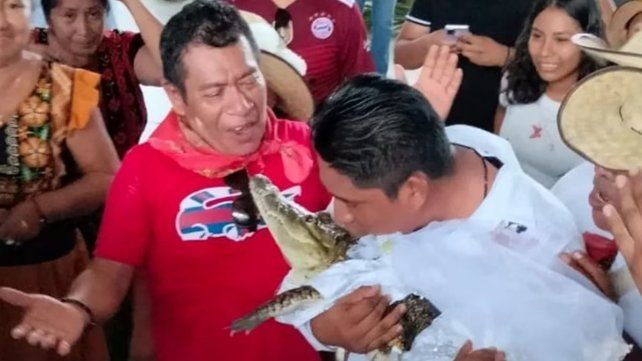 El alcalde le da un beso a su esposa caimán