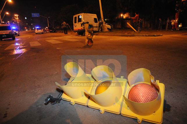 Tres heridos graves en un choque sobre Avenida 27 de Febrero