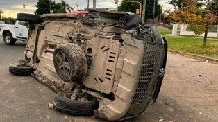 Un conductor chocó una columna y volcó en Avenida Don Bosco y Blas Parera; tenía 1.99 de alcohol en sangre.