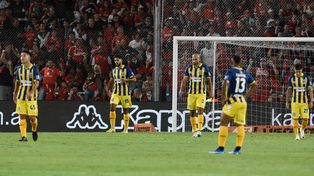 Ortiz, Mallo, Quintana, Campaz y Coyote Rodríguez sufren la estocada en el gol de Independiente.