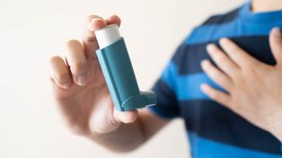 Alerta. Se multiplicaron las consultas de niños, jóvenes y adultos con síntomas. respiratorios.