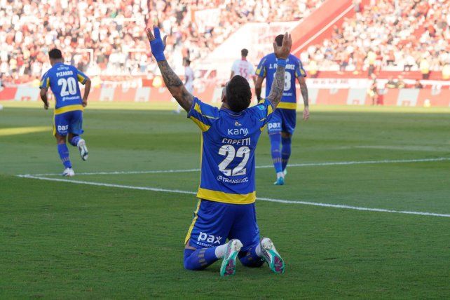 Enzo Copetti anotó al minuto de juego en el partido entre Huracán y Central.
